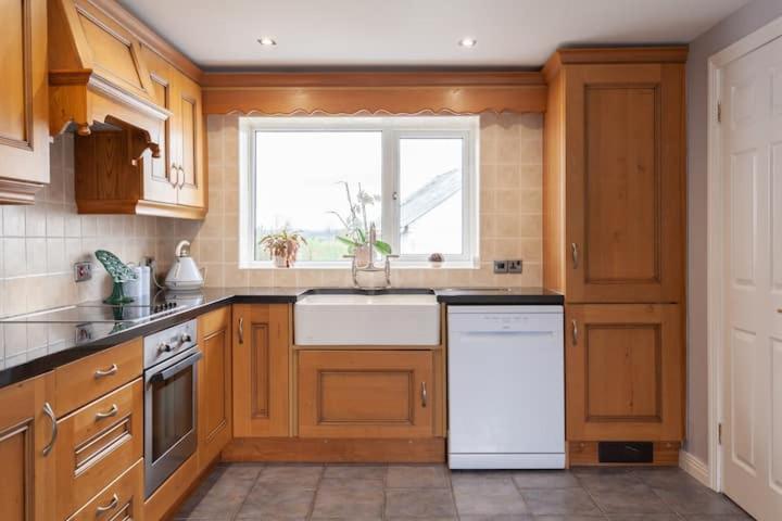 Charming Cottage 4 Bedroom Acton  Exterior foto